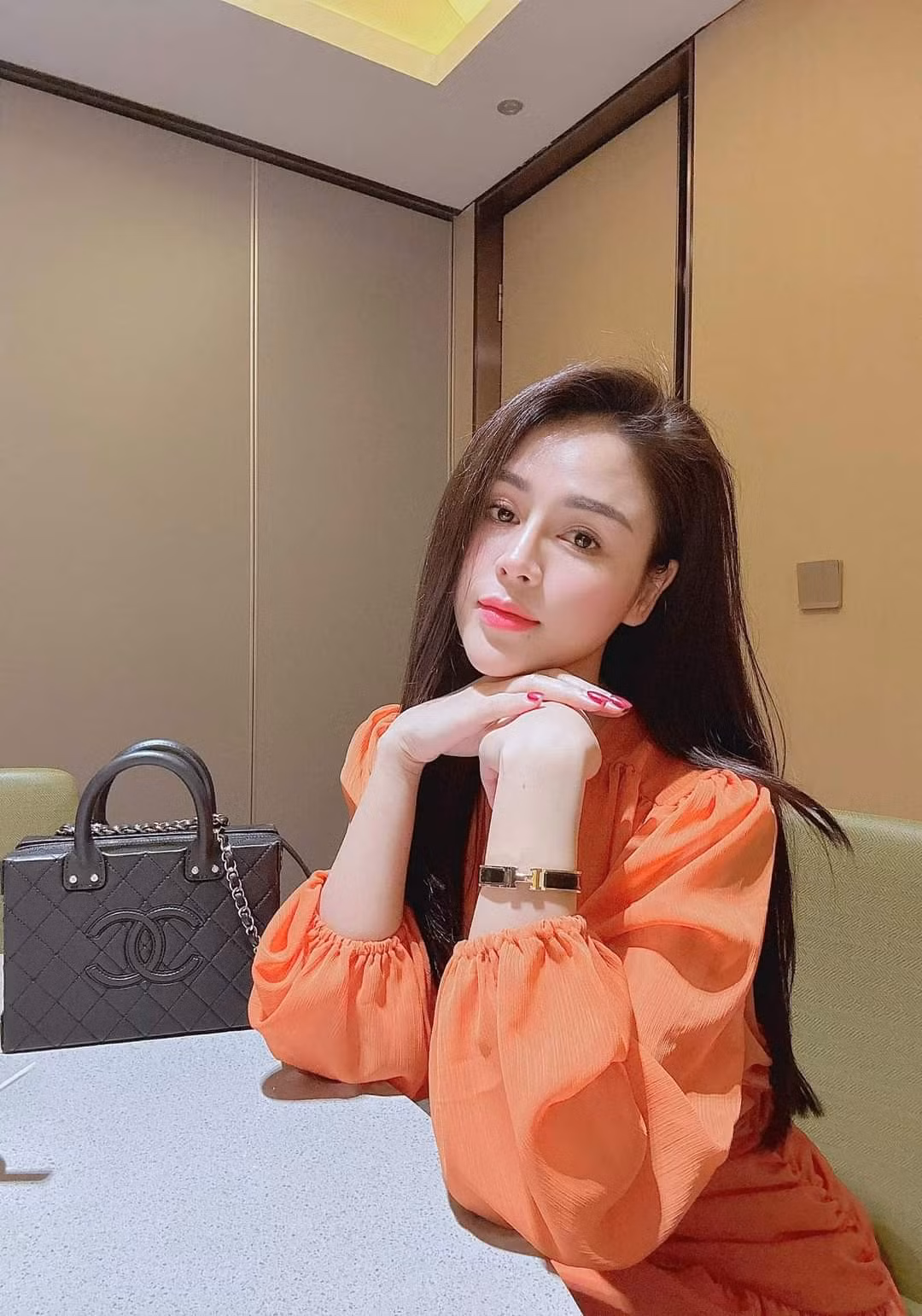 Diễn viên Lương Thu Trang tự hỏi không biết vì sao rất buồn.