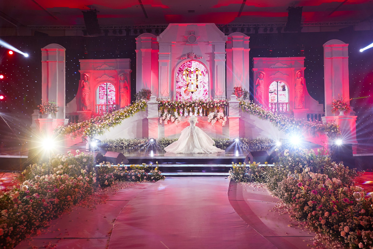 Khánh Thi và Phan Hiển được biết đến là cặp kiện tướng dancesport nổi tiếng của làng thể thao Việt Nam. Người dìu dắt và đưa Phan Hiển tới thành công trong nghề không ai khác chính là Khánh Thi. Cặp đôi công khai tình cảm vào giữa năm 2015 ngay khi có thông tin nữ kiện tướng mang thai con đầu lòng. Sau những thăng trầm, sóng gió, họ gắn bó đến ngày hôm nay. Hai người quan niệm đám cưới dù mang tính hình thức nhưng lại là cốt lõi để khẳng định họ mong muốn gắn kết trọn đời.