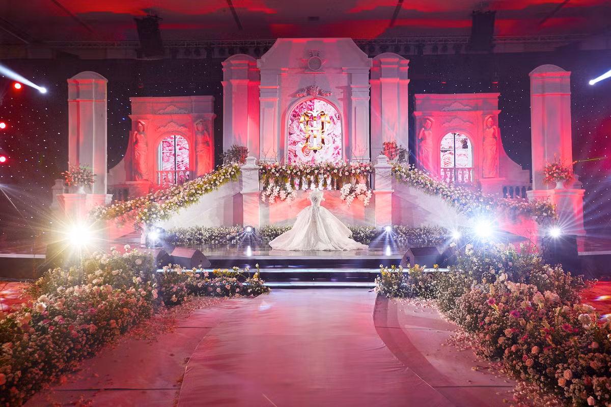 Khánh Thi và Phan Hiển được biết đến là cặp kiện tướng dancesport nổi tiếng của làng thể thao Việt Nam. Người dìu dắt và đưa Phan Hiển tới thành công trong nghề không ai khác chính là Khánh Thi. Cặp đôi công khai tình cảm vào giữa năm 2015 ngay khi có thông tin nữ kiện tướng mang thai con đầu lòng. Sau những thăng trầm, sóng gió, họ gắn bó đến ngày hôm nay. Hai người quan niệm đám cưới dù mang tính hình thức nhưng lại là cốt lõi để khẳng định họ mong muốn gắn kết trọn đời.