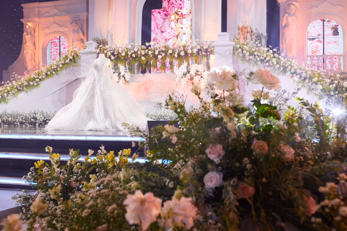 Dự kiến khoảng 1.000 khách mời - gồm người thân, bạn bè, đồng nghiệp - tới chúc phúc cho Khánh Thi và Phan Hiển. Trước đó, cặp sao đã tổ chức lễ ăn hỏi và rước dâu tại nhà riêng. Bên cạnh đó là lễ cưới ở nhà thờ để chính thức được công nhận là vợ chồng.