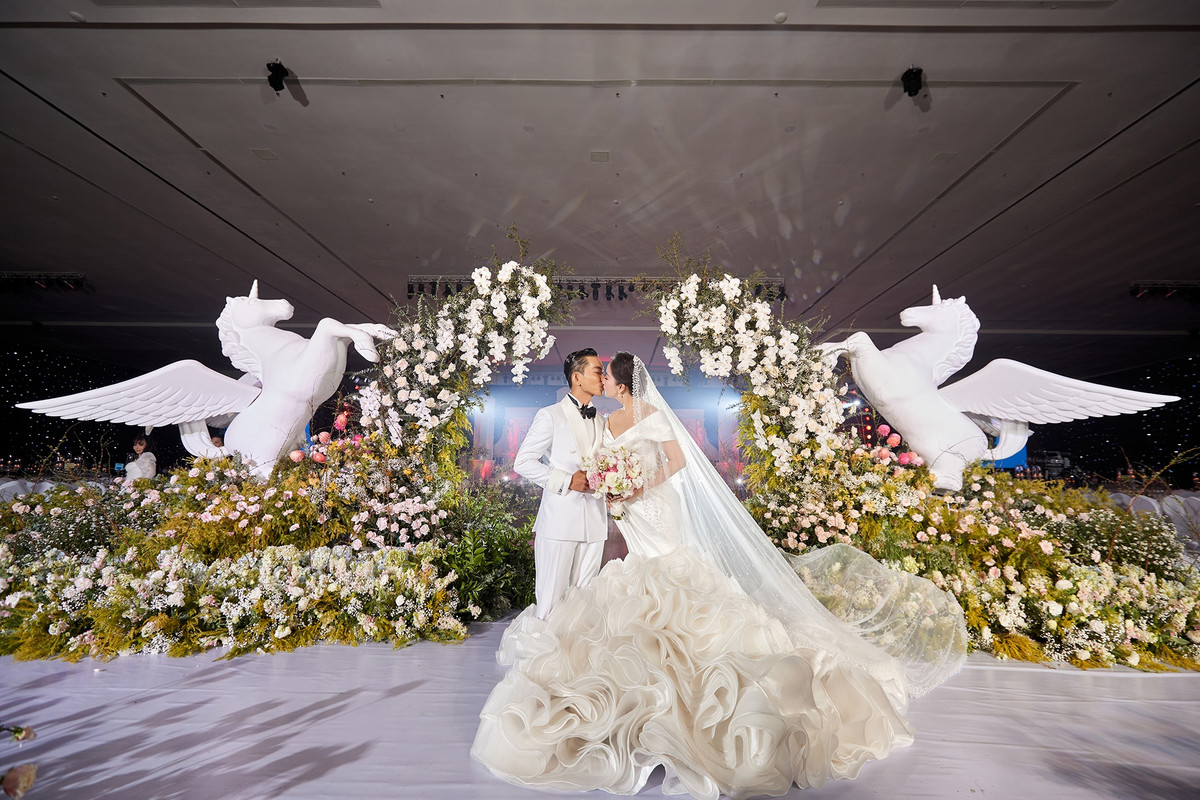 Khong gian dam cuoi hoanh trang cua Khanh Thi - Phan Hien