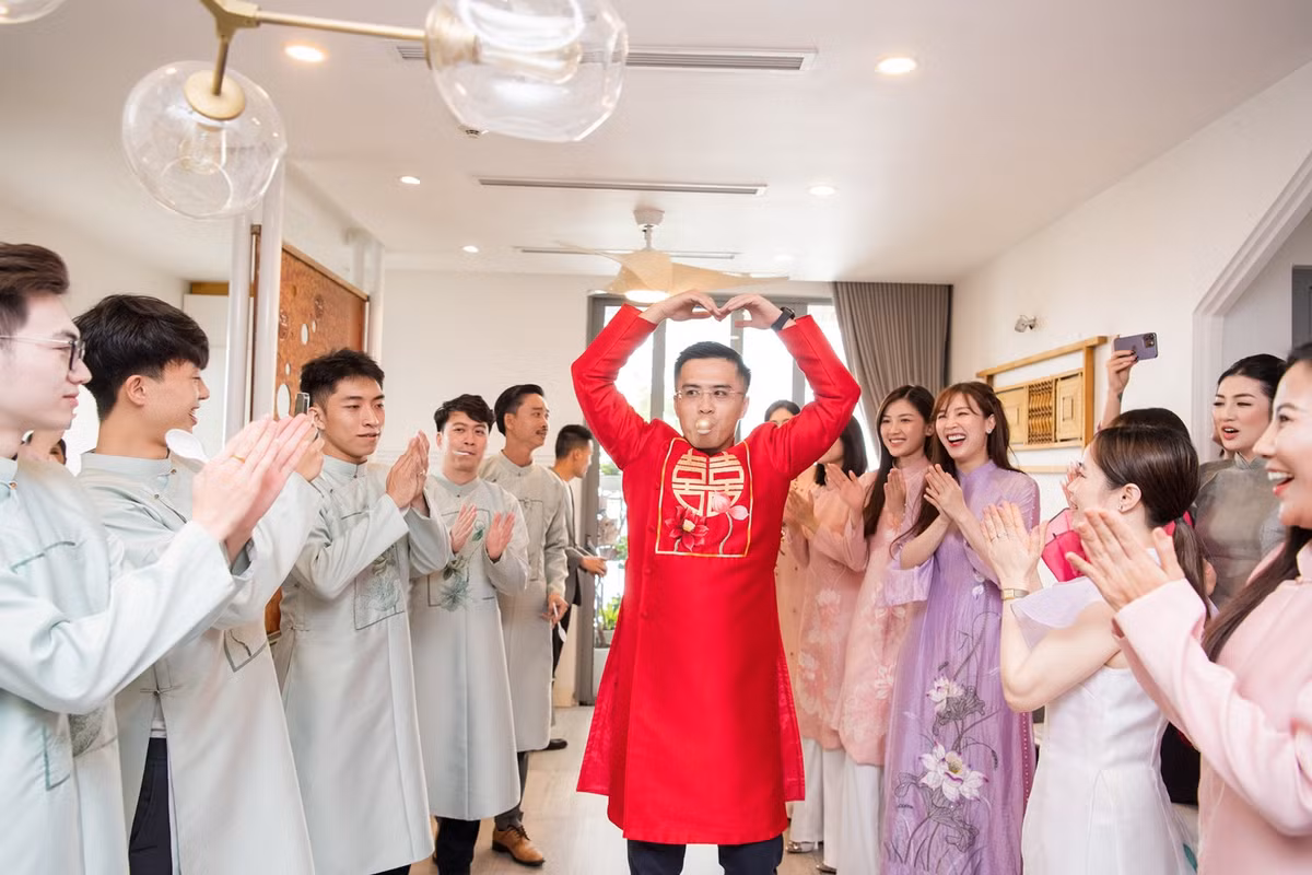 Một số thử thách như truyền quả trứng bằng miệng, trả lời các câu hỏi về sở thích của cô dâu, số lần 2 người đi du lịch cùng nhau từ lúc yêu…