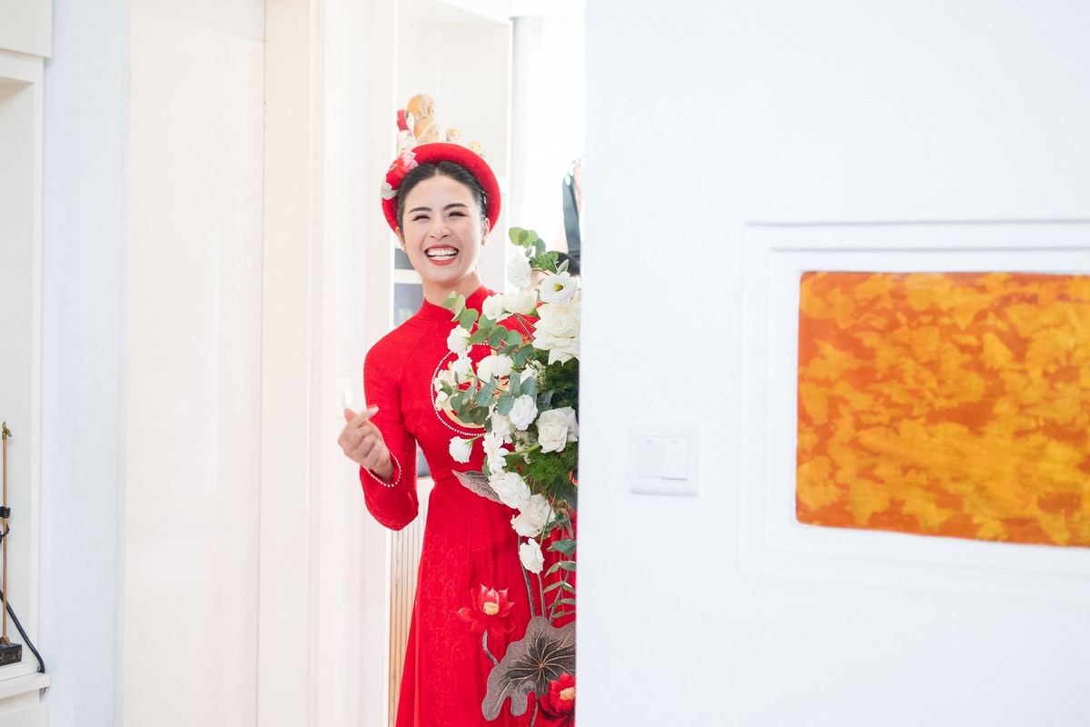 Hoa hậu Ngọc Hân cười tươi rạng rỡ trong khi chờ chú rể vượt qua thử thách.