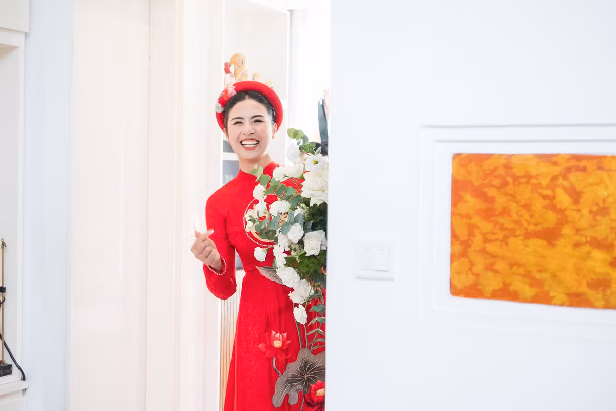 Hoa hậu Ngọc Hân cười tươi rạng rỡ trong khi chờ chú rể vượt qua thử thách.