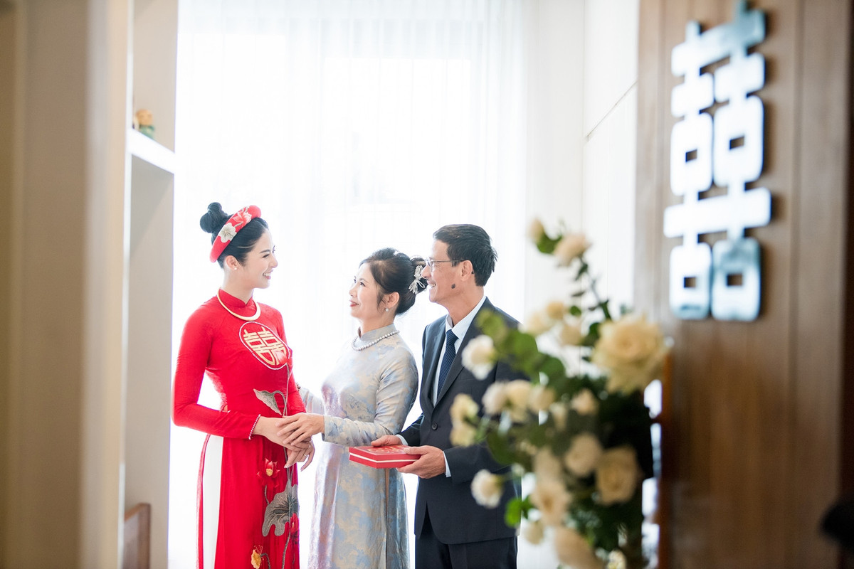 Bố mẹ cô dâu trao quà cho con gái trước giờ phút quan trọng.
