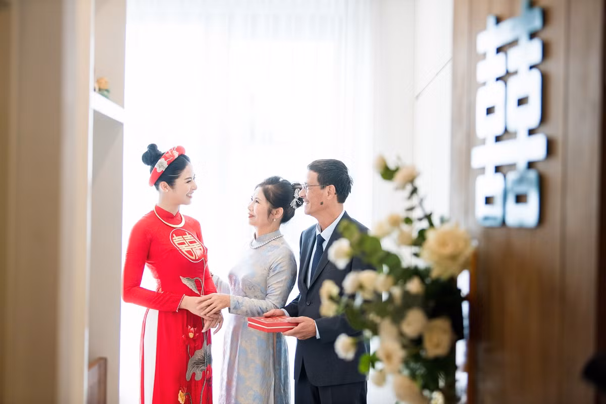 Bố mẹ cô dâu trao quà cho con gái trước giờ phút quan trọng.