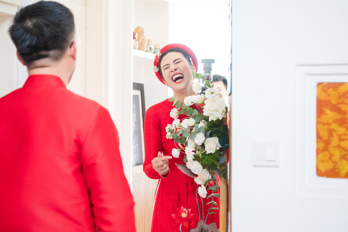 Khoảng hơn 12h thì thủ tục đón dâu hoàn tất, cả hai lên xe cổ về nhà riêng của 2 vợ chồng. Tiệc cưới chính thức của vợ chồng Ngọc Hân là ngày 10/12 tại trung tâm tiệc cưới lớn ở Hà Nội.