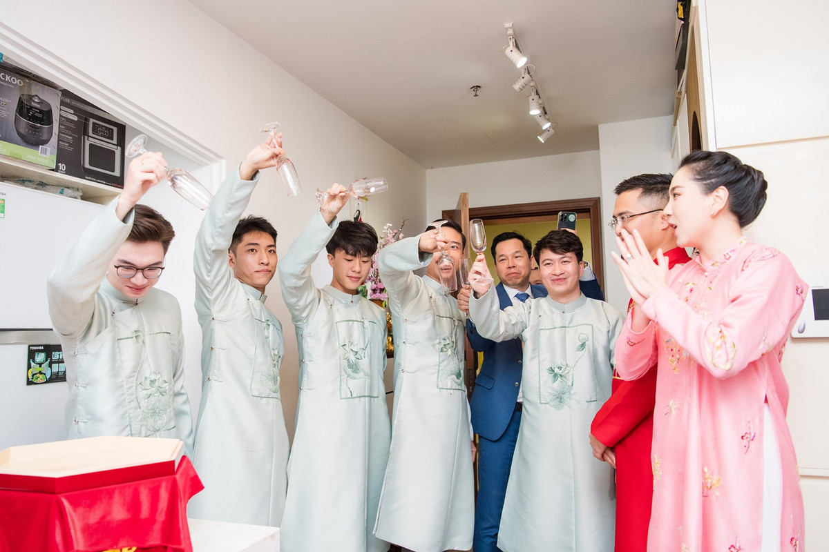 Trong thử thách về số lần đi du lịch cùng nhau, chú rể trả lời sai nên đã bị phạt hít đất.