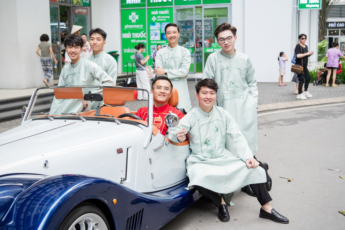 Sau lễ ăn hỏi sáng 27/11, Hoa hậu Ngọc Hân cùng chú rể Phú Đạt tiếp tục tổ chức lễ rước dâu. Chú rể tự lái xe mui trần có phong cách cổ điển để đón cô dâu về nhà chồng.