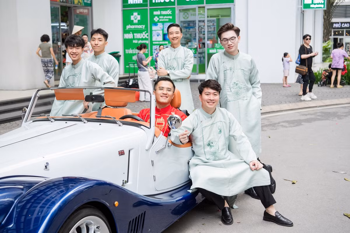 Sau lễ ăn hỏi sáng 27/11, Hoa hậu Ngọc Hân cùng chú rể Phú Đạt tiếp tục tổ chức lễ rước dâu. Chú rể tự lái xe mui trần có phong cách cổ điển để đón cô dâu về nhà chồng.