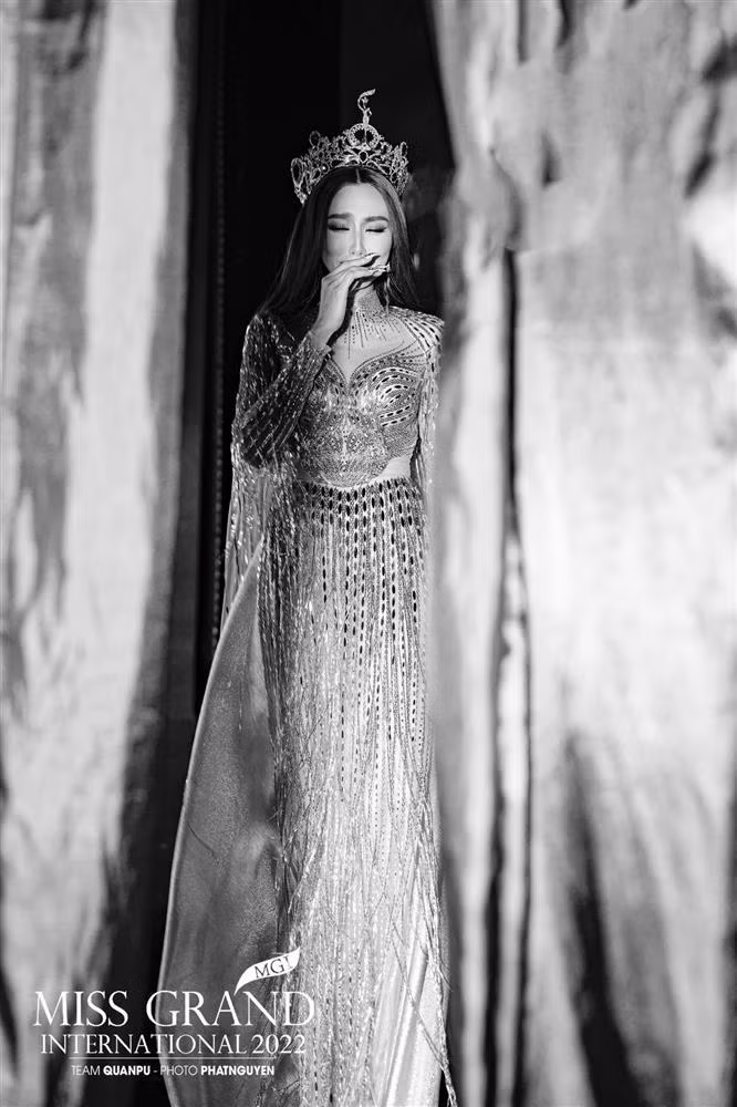 Với lịch trình quá dồn dập từ sáng đến khuya để chuẩn bị cho đêm chung kết, việc Thùy Tiên có nổi mụn cũng là điều dễ hiểu. Quan trọng nhất là cô nàng thực sự đã có một nhiệm kỳ Miss Grand International thành công và đầy tự hào.