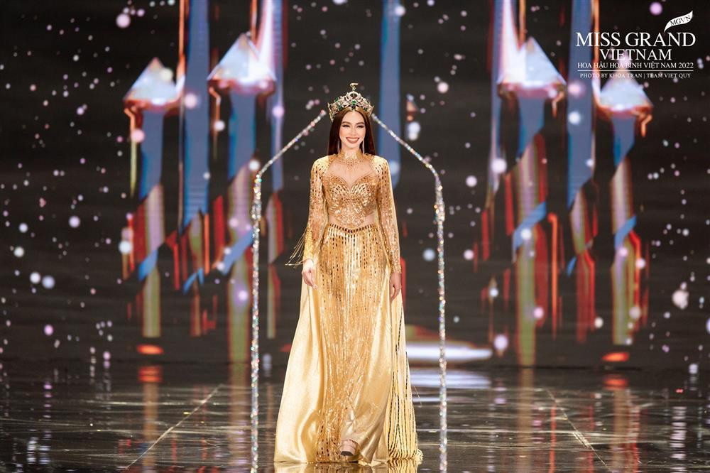 hiều người thậm chí còn không hề phát hiện ra những cục mụn nổi trên gương mặt xinh đẹp của Thùy Tiên trong đêm cuối cùng đương nhiệm.