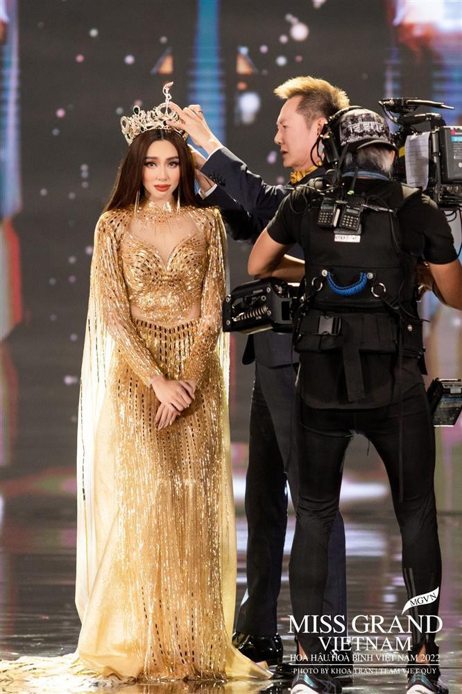 gay lập tức, các "thánh soi" lại vào việc và phát hiện ra đúng là có thật: không những 1 mà tận 2.