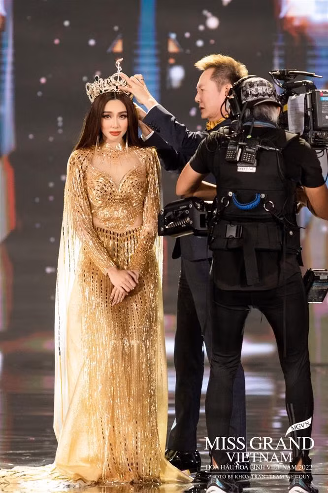 Ngay lập tức, các "thánh soi" lại vào việc và phát hiện ra đúng là có thật: không những 1 mà tận 2.