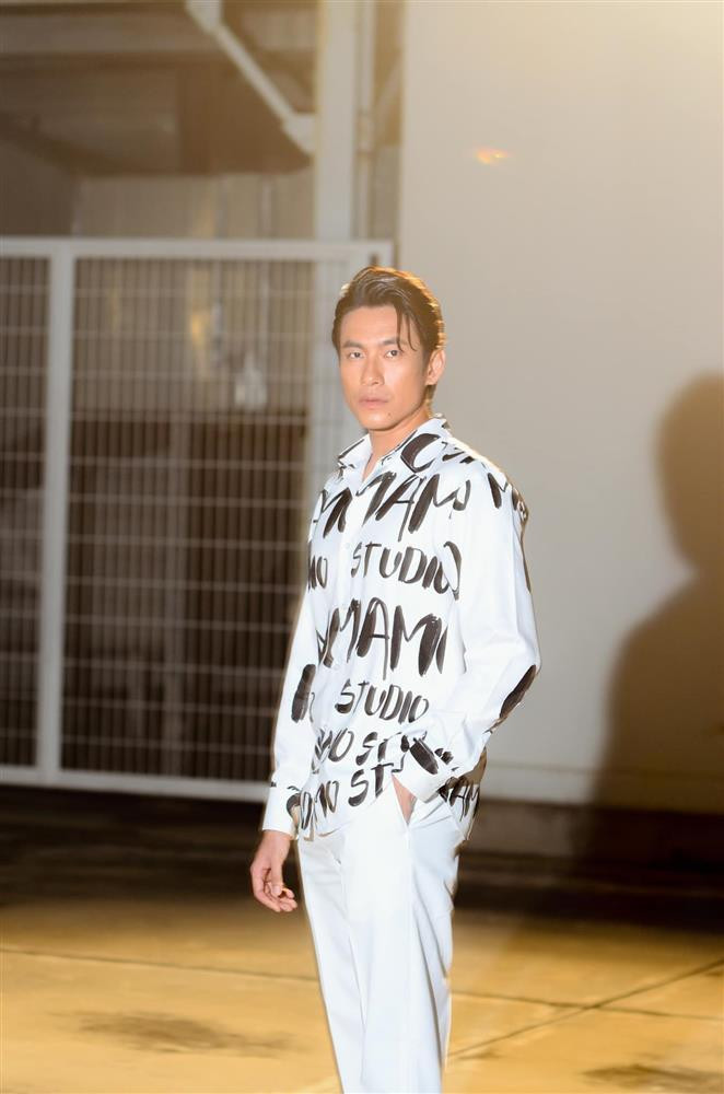 Kiều Minh Tuấn được cho là đã giảm cân không ít. Thích thú hình ảnh mới của nam diễn viên, người hâm mộ đôi lúc cũng lo lắng khi thấy dáng vẻ gầy gò của anh.