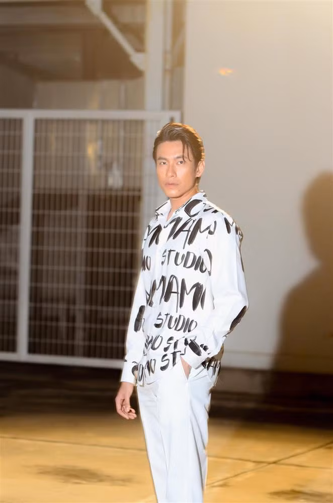 Kiều Minh Tuấn được cho là đã giảm cân không ít. Thích thú hình ảnh mới của nam diễn viên, người hâm mộ đôi lúc cũng lo lắng khi thấy dáng vẻ gầy gò của anh.