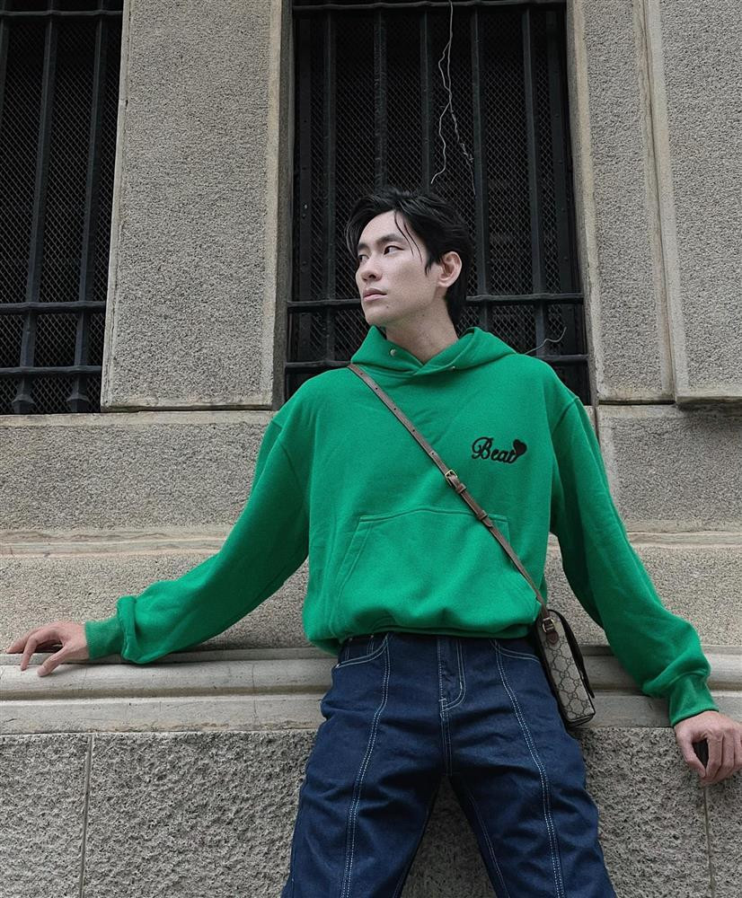 Mới đây, Kiều Minh Tuấn khoe loạt ảnh gây chú ý trên mạng xã hội. Trong ảnh là khoảnh khắc nam diễn viên thả dáng trên phố với outfit năng động, trẻ trung.