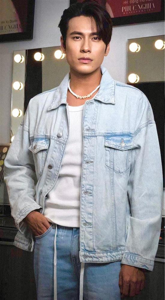 iệc thay đổi phong cách ăn mặc, chăm chút ngoại hình giúp Kiều Minh Tuấn "lên hương" thấy rõ.