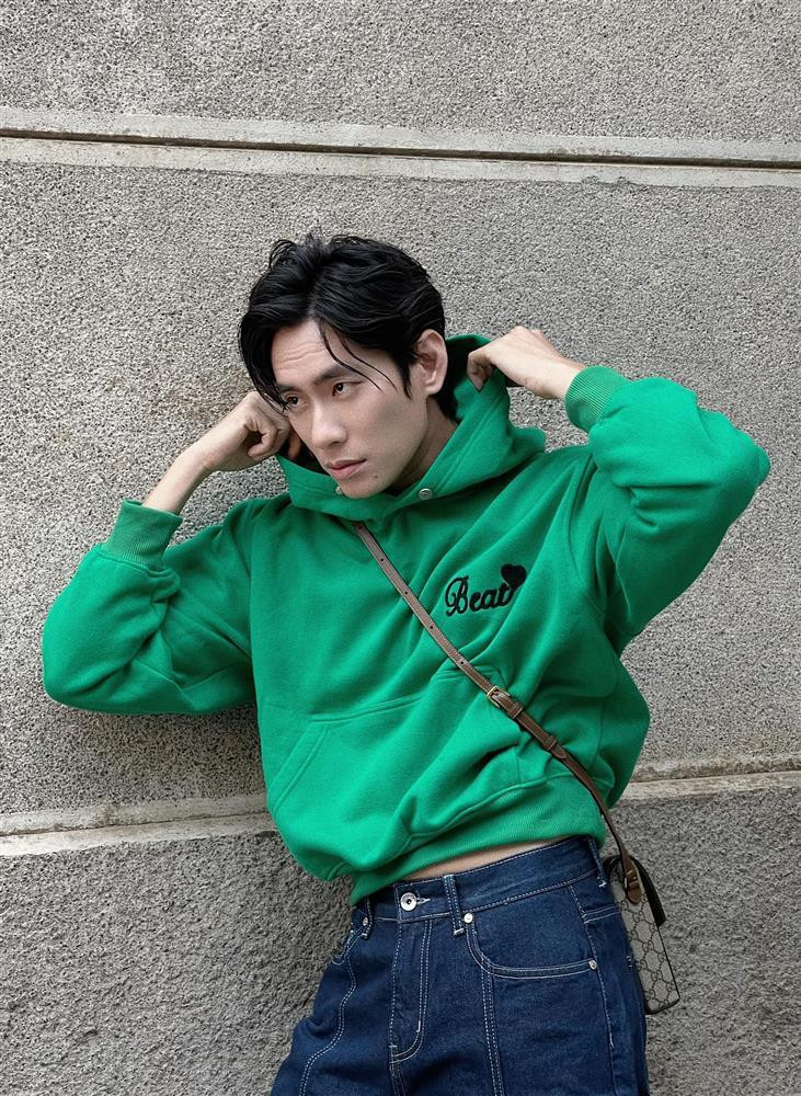 Kiều Minh Tuấn trẻ trung trong loạt ảnh mới. Tuy nhiên, khiến dân mạng chú ý hơn cả lại là dáng vẻ diễn viên 8X. Kiều Minh Tuấn dường như ngày càng gầy, gương mặt lộ rõ góc cạnh, cánh tay khá khẳng khiu. Nhìn những hình ảnh mới, nhiều người hâm mộ tỏ ra quan tâm, lo lắng cho Kiều Minh Tuấn, mong anh giữ gìn sức khỏe giữa lịch trình công việc bận rộn. Một số đồng nghiệp như Cris Phan, Vinh Râu cũng cho rằng Kiều Minh Tuấn trong những hình ảnh này có phần xanh xao.