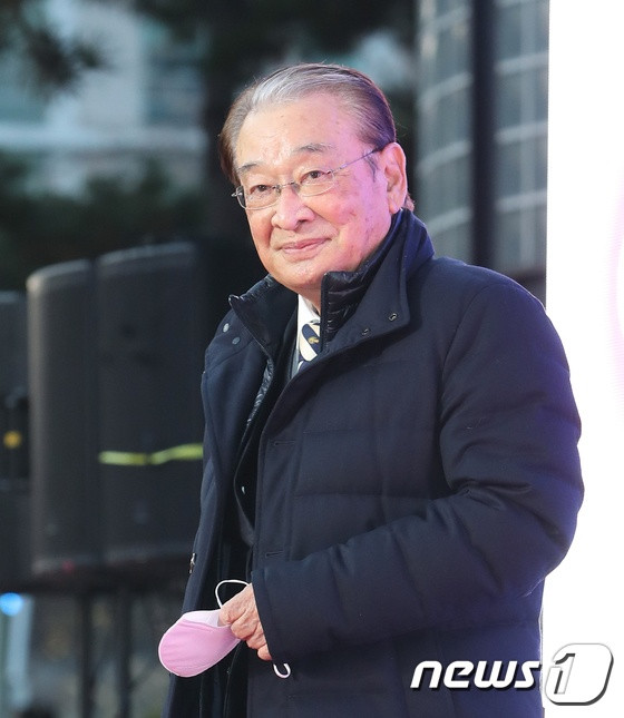 Nam diễn viên Park Hae Il (ảnh trái) và ngôi sao gạo cội Lee Soon Jae. Lee Soon Jae mặc áo phao dày giữ ấm. Trong khi đó, Park Hae Il tiếp tục đem về giải thưởng cho ê-kíp Quyết định chia tay. Anh được vinh danh ở giải thưởng Nam diễn viên chính xuất sắc. Thời gian qua, Quyết định chia tay càn quét các lễ trao giải Hàn Quốc. Ảnh: News1.