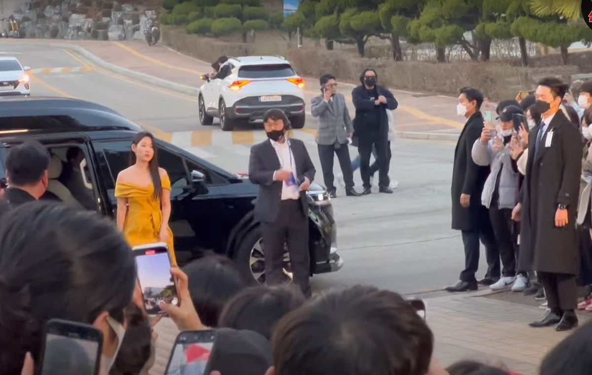 Hình ảnh đối lập giữa nữ diễn viên Choi Jeong Woon và khán giả tại thảm đỏ lễ trao giải. Grand Bell Awards tự hào có lịch sử lâu đời nhất trong các liên hoan phim hiện có trong nước. Tuy nhiên, sự kiện bị các nhà làm phim và công chúng xa lánh trong suốt thời gian dài vì sự thiếu công bằng trong giải thưởng. Năm nay, ban tổ chức tự tin Grand Bell Awards có sự thay đổi.