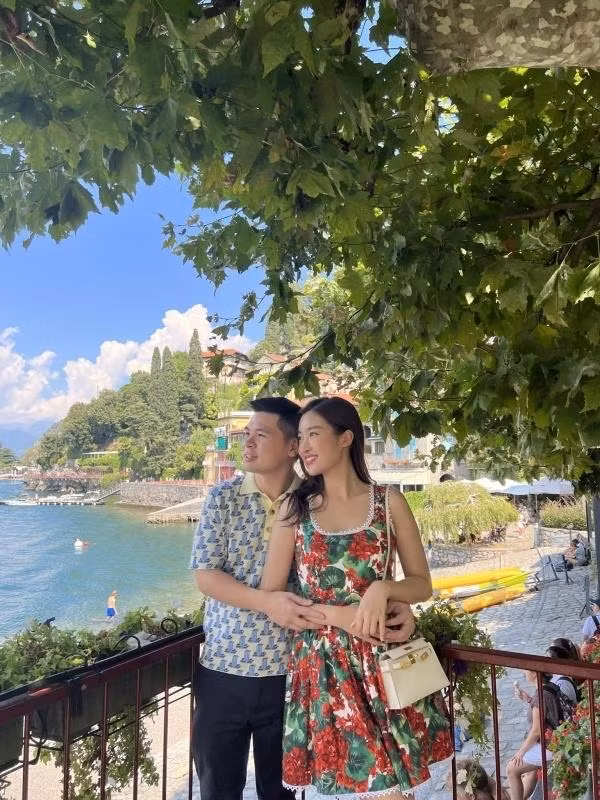 Trước khi lấy nhau, các hình ảnh chụp chung của nàng hậu và ông xã thời hẹn hò gần như "nhỏ giọt". Cặp đôi luôn giữ kín loạt khoảnh khắc kỷ niệm trong 2 năm yêu đương. Bức ảnh chụp chung tự đăng hiếm hoi của cả hai.