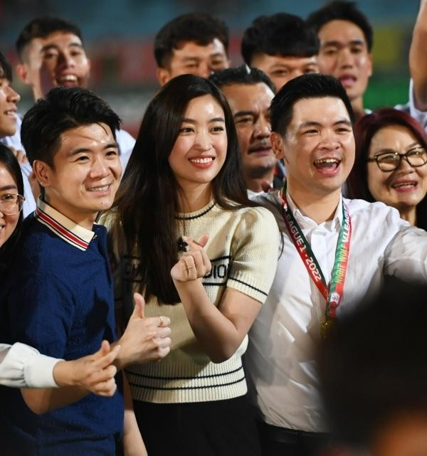 ách đây không lâu, người đẹp còn xuất hiện tại sân bóng để cổ vũ ông xã. Các khoảnh khắc ngọt ngào của đôi vợ chồng mới cưới gây chú ý khắp MXH.