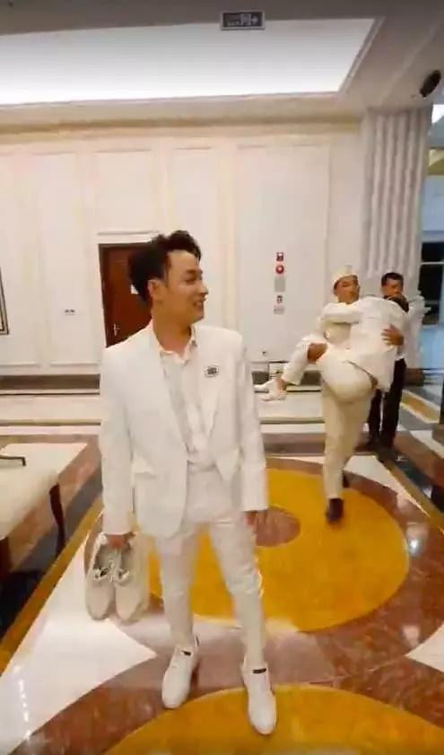 gô Thanh Vân bất lực khi Jun Phạm ngủ ngoài bãi biển vì "say quên trời đất". Thậm chí, bảo vệ phải "bế" nam ca sĩ từ bãi biển về phòng.