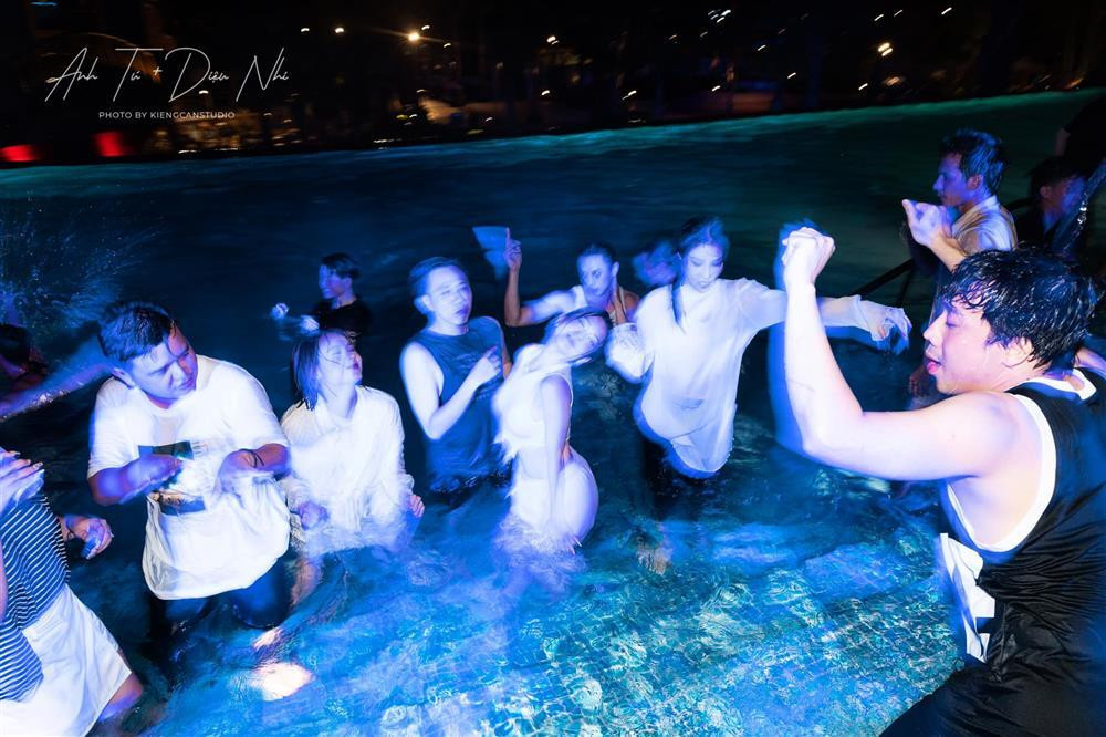 ĩ Thanh "quẩy" hết mình trong đám cưới Diệu Nhi - Anh Tú. "Lý do bất tỉnh là đây. Nhưng tui vẫn lết được lên phòng, chỉ là ai dìu lên thì không nhớ nổi. Rồi vô phòng là ôm luôn cái toilet ói tới mật xanh. Nhưng tui vẫn tẩy trang, tắm sạch sẽ, bắt quản lý sấy tóc, thoa kem dưỡng da mới gục nha, đủ bước ghê. Quản lý kể mới biết chứ khúc này là mất trí nhớ rồi. Đi đám cưới mà ngủ dậy thấy người xuống ký luôn nha, ăn bao nhiêu ói hết, quẩy như tập cardio. Ủa alo", Sĩ Thanh kể. 