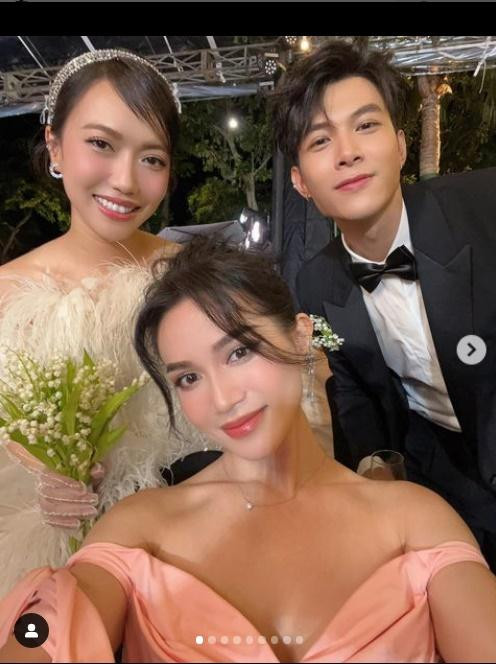 ĩ Thanh xinh đẹp bên cô dâu - chú rể trước khi xỉn "quắc cần câu". Không riêng Sĩ Thanh, trước đó nhiều sao Việt như Ngọc Trinh, Hari Won, Quang Vinh, Trúc Nhân hay Jun Phạm... cũng từng để lộ những khoảnh khắc "để đời" sau tiệc tùng.