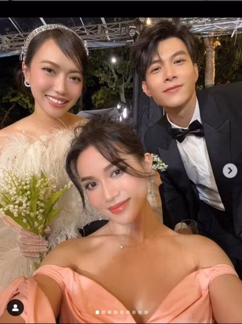 Sĩ Thanh xinh đẹp bên cô dâu - chú rể trước khi xỉn "quắc cần câu". Không riêng Sĩ Thanh, trước đó nhiều sao Việt như Ngọc Trinh, Hari Won, Quang Vinh, Trúc Nhân hay Jun Phạm... cũng từng để lộ những khoảnh khắc "để đời" sau tiệc tùng.