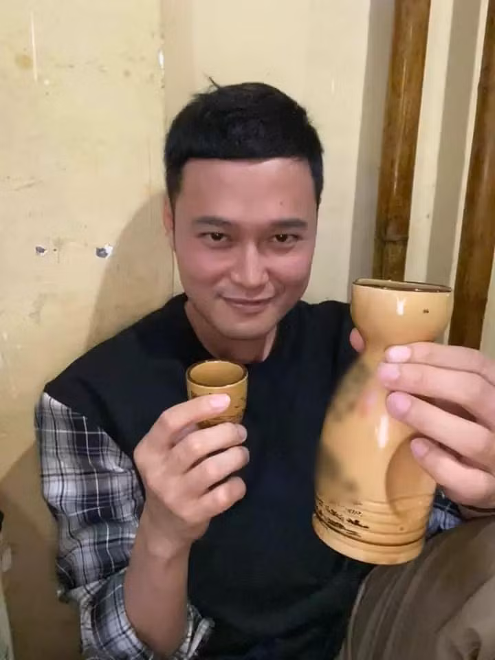 Bộ dạng "khó đỡ" của Quang Vinh khi say rượu.
