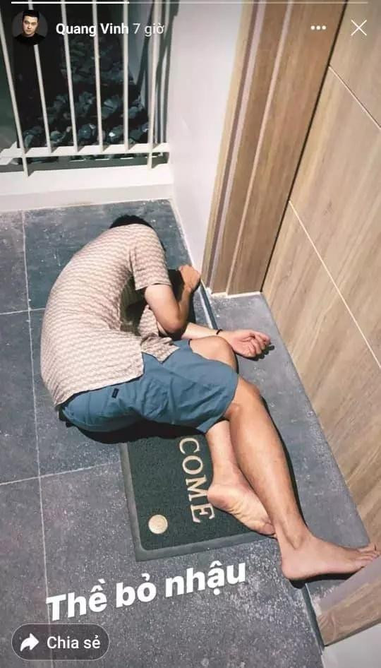 Hoàng tử sơn ca" Quang Vinh cũng có lúc khiến dân mạng giật mình khi để lộ ảnh nằm sõng soài dưới nền vì quá say.