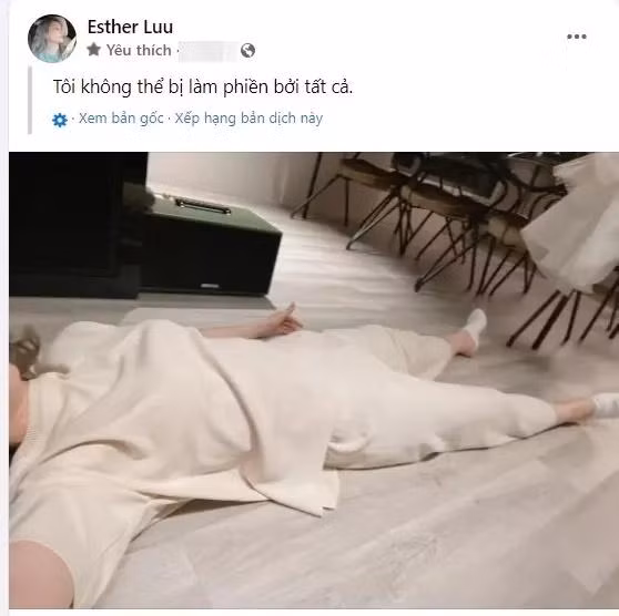 Hari Won nằm bẹp trên nền nhà.