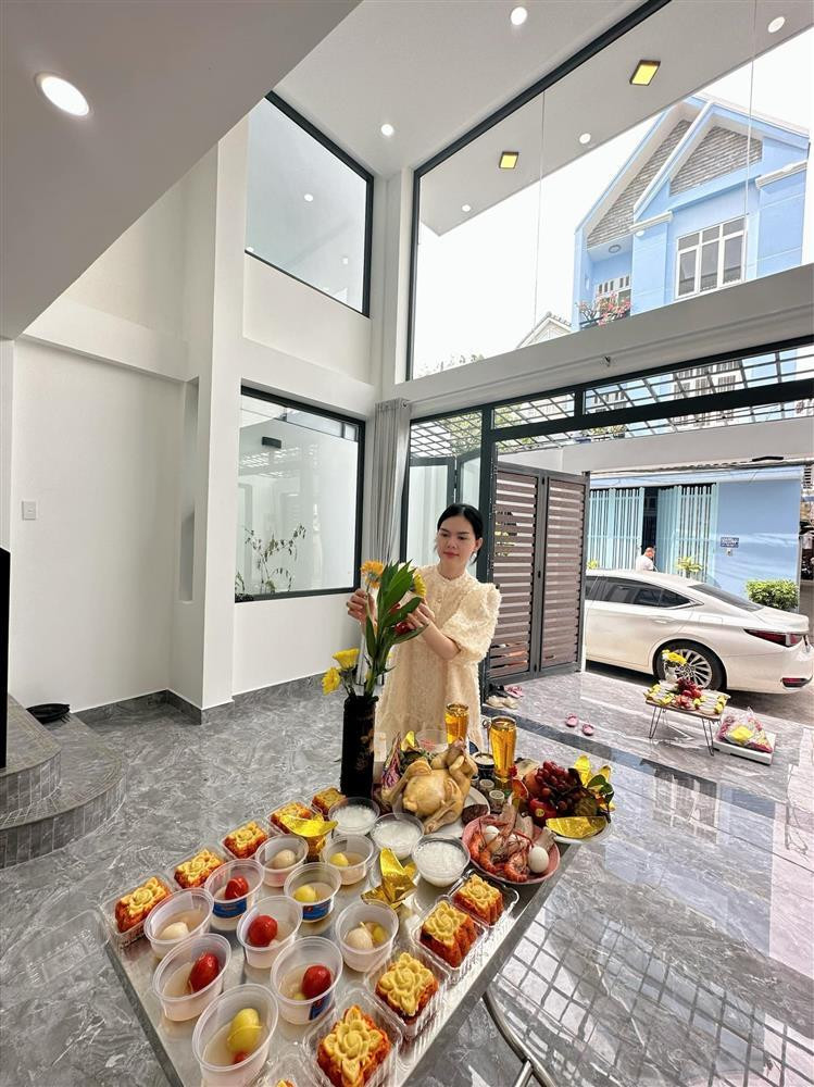 ăn nhà ngập tràn ánh sáng tự nhiên với hệ thống kính phía mặt tiền. Nhìn từ phía ngoài, có thể thấy cơ ngơi mới của nữ diễn viên thuộc dạng nhà ống, gồm có 4 tầng. Để có được chốn lui về này, Ngọc Trinh được cho là phải bỏ ra số tiền không nhỏ.