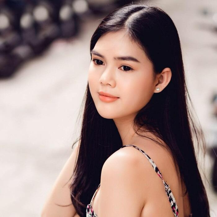Về đời tư, Lê Ngọc Trinh từng gây xôn xao showbiz Việt khi cạo đầu và tìm bình yên nơi cửa Phật, bởi sang chấn tâm lý sau cú sốc tình cảm với bạn trai cầu thủ. Sau biến cố tình cảm vào năm 2021, Ngọc Trinh trở lại cuộc sống độc thân, ổn định tinh thần và chuyên tâm vào công việc.