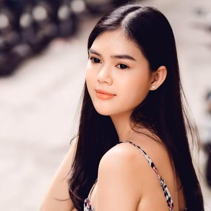 Về đời tư, Lê Ngọc Trinh từng gây xôn xao showbiz Việt khi cạo đầu và tìm bình yên nơi cửa Phật, bởi sang chấn tâm lý sau cú sốc tình cảm với bạn trai cầu thủ. Sau biến cố tình cảm vào năm 2021, Ngọc Trinh trở lại cuộc sống độc thân, ổn định tinh thần và chuyên tâm vào công việc.
