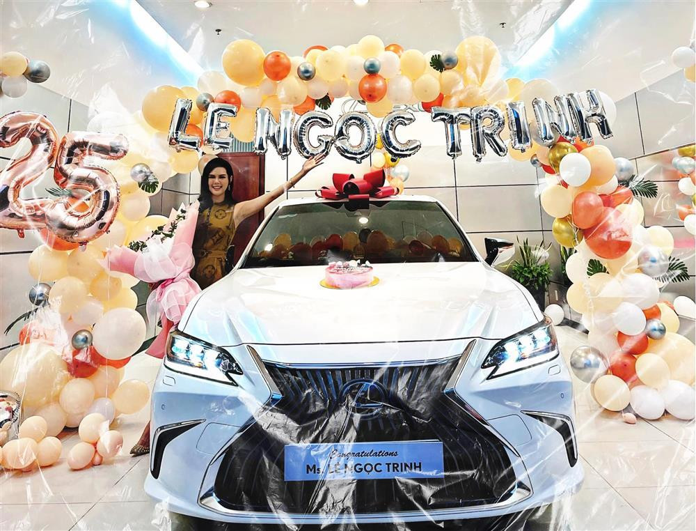 ách đây không lâu, nữ diễn viên cũng vừa tậu xe hơi mới sang xịn. Ngọc Trinh có tên đầy đủ là Lê Ngọc Trinh, sinh năm 1996, tại Cần Thơ, hoạt động với vai trò diễn viên, người mẫu. Một thời gian dài cô bị so sánh với đàn chị trùng tên - Ngọc Trinh, bởi cái tên và ngoại hình đều có sự tương đồng. Ngọc Trinh từng tham gia một vài cuộc thi nhan sắc, song tên tuổi chưa quá nổi bật. Cô cũng từng góp mặt trong nhiều bộ phim truyền hình như Kén Mẹ chồng, Trả Em Kiếp Này, Yêu Em Anh Chạm Vào Đâu, Chuông Gió, Báo Thù...