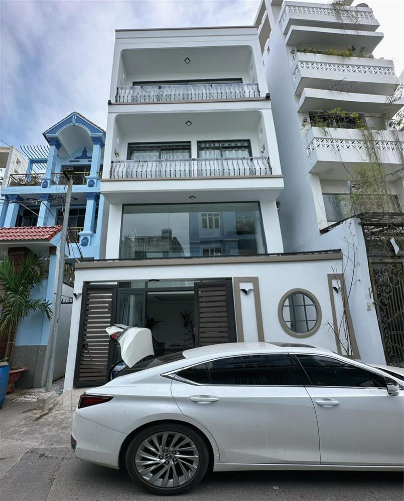 oàn cảnh căn nhà vừa hoàn thiện của Ngọc Trinh.