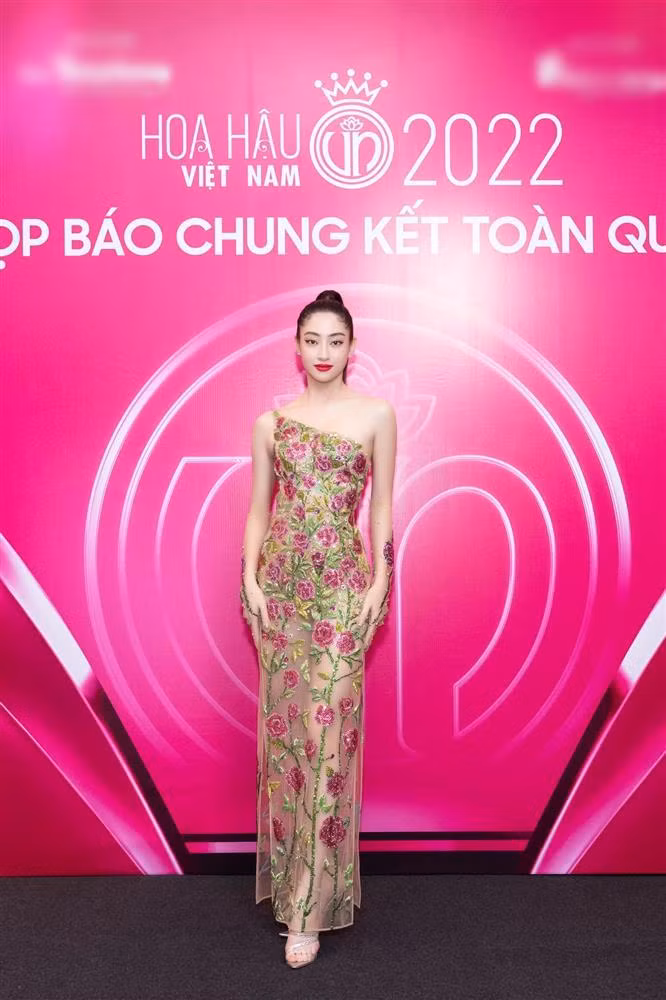 Nàng giảng viên đại học tiết chế mọi phụ kiện bởi những chi tiết hoa ở thân váy và găng tay đã đủ nổi bật và thu hút sự chú ý.