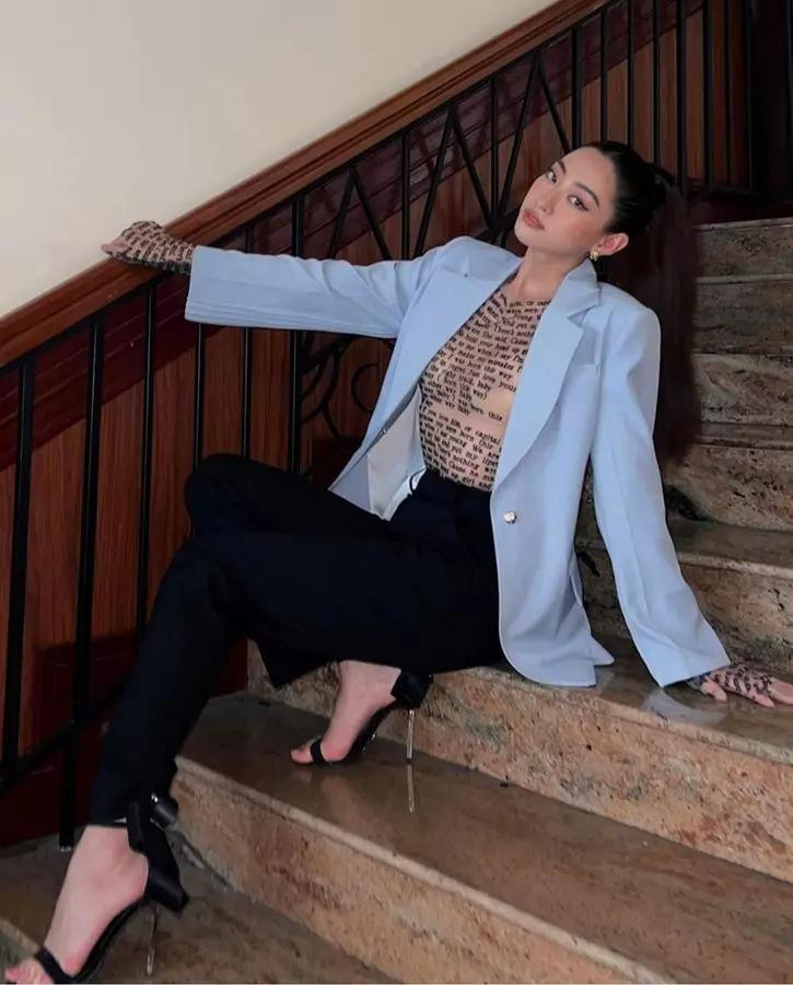 ần khác, cô gây lú với chiếc áo như "xăm trổ toàn thân".