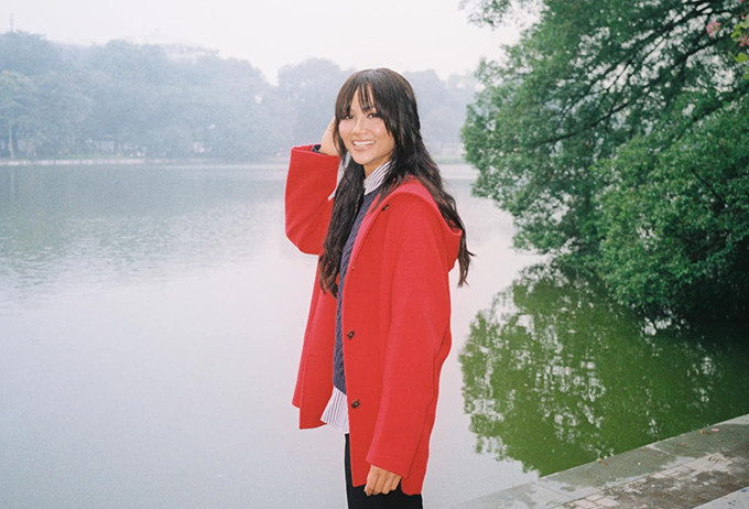 H'Hen Niê đang tham dự Tuần lễ thời trang quốc tế Việt Nam 2022. Ban ngày rảnh rỗi, hoa hậu đi dạo tận hưởng không khí mùa đông Hà Nội. 'Tôi tình cờ gặp nhiếp ảnh Phạm Minh Toàn và được anh chụp cho vài tấm ảnh bằng máy phim', H'Hen Niê cho biết. Nhiều người khen Hoa hạu Hoàn vũ Việt Nam 2017 trông dễ thương với kiểu tóc mái ngang nhưng cũng có ý kiến cho rằng mái tóc không hợp với gương mặt và vẻ đẹp của cô.