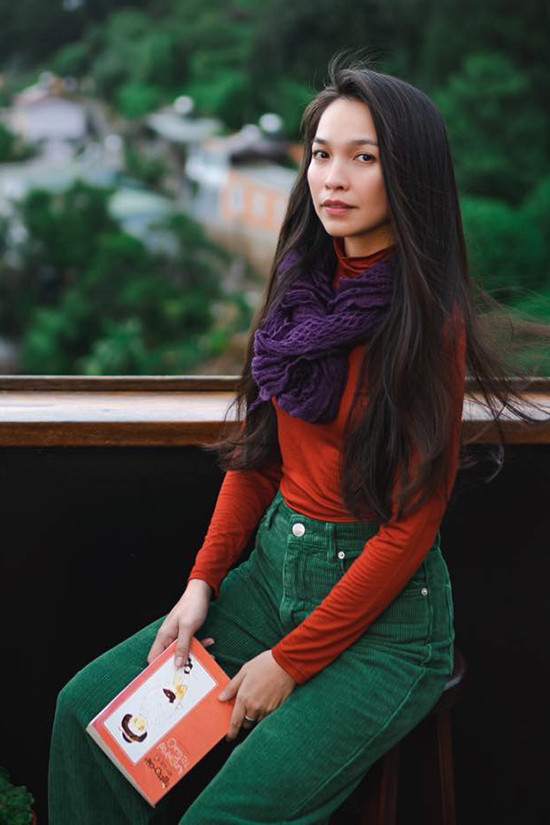 Hiền Thục khiến các fan thích thú khi đăng ảnh diện trang phục đậm màu sắc Giáng sinh.