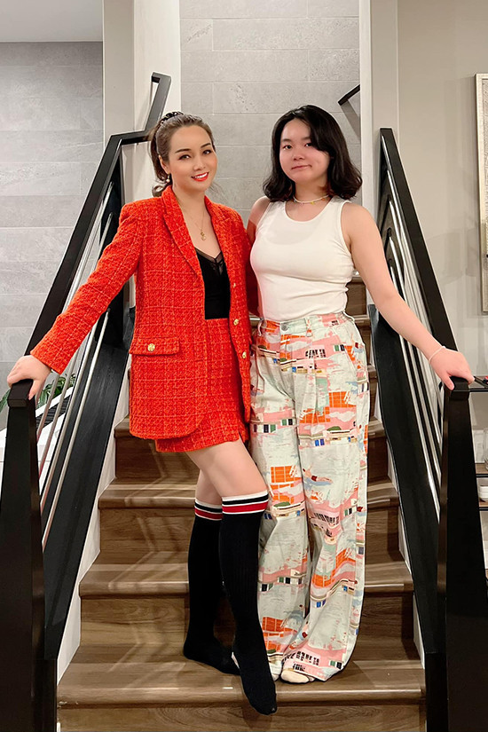 Diễn viên Mai Thu Huyền lần thứ ba đón Lễ Tạ ơn ở Mỹ. Cô diện váy đỏ rực rỡ chụp ảnh cùng con gái.