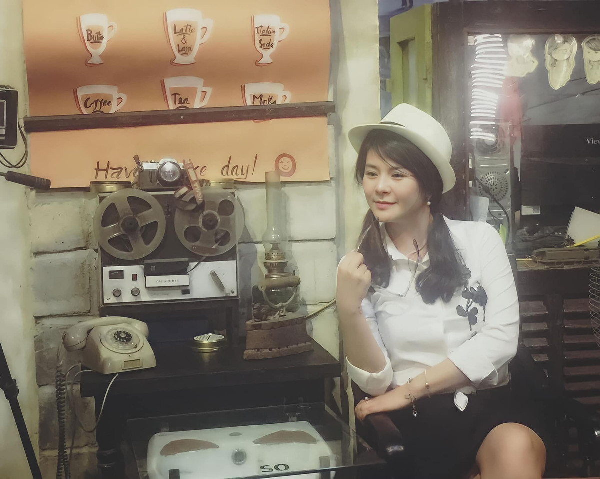 “Em không thể nhớ nổi lần đầu tiên em gặp anh, anh mặc áo màu gì nữa. Em cũng không thể nhớ nổi hôm đấy trời lạnh hay trời mưa. Bởi vì em chưa từng nghĩ sau ngày hôm đó, em sẽ thích anh. I love you", NSƯT Kim Oanh chia sẻ.