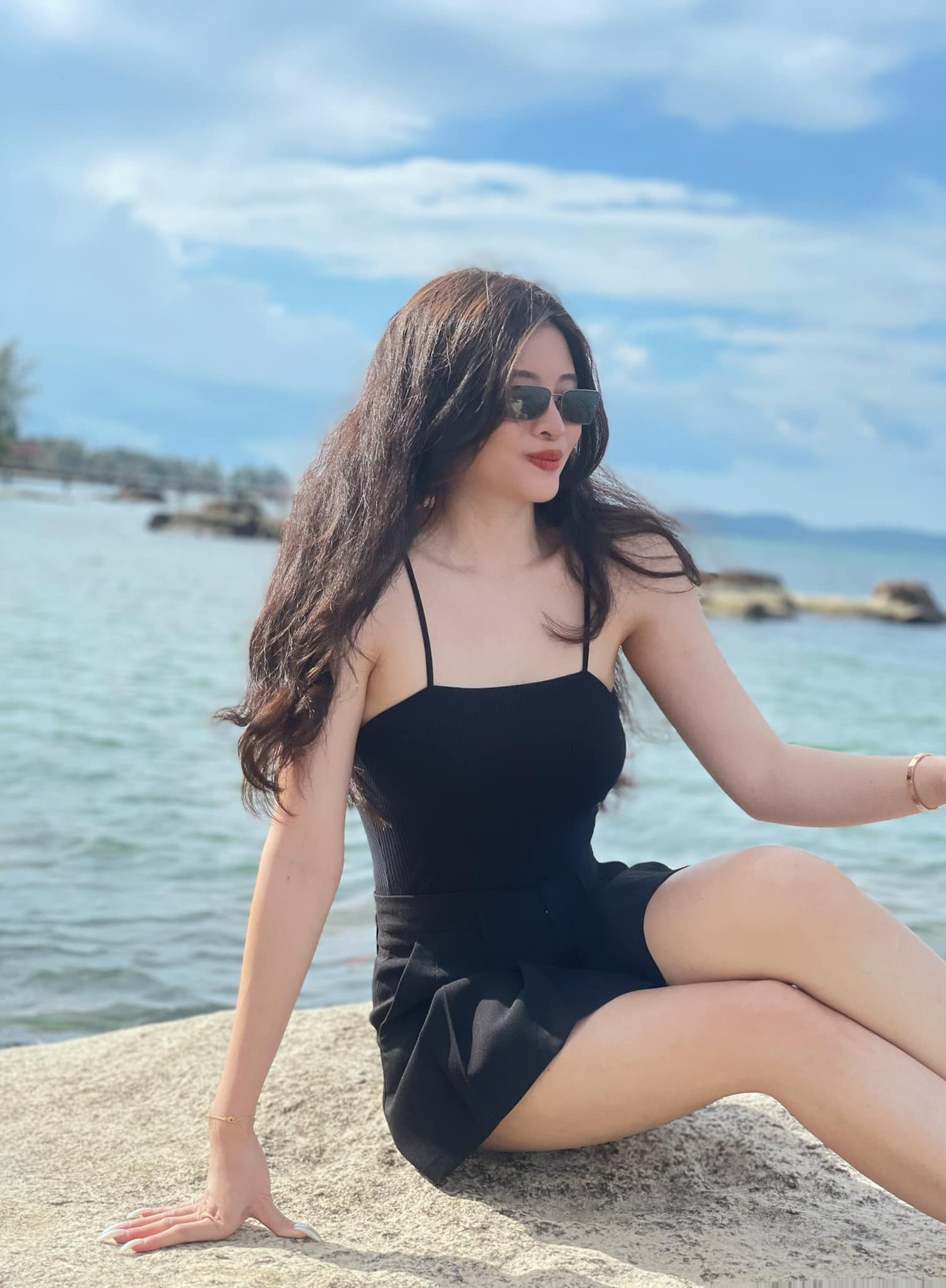 Hoa hậu Phan Hoàng Thu gợi cảm trước biển.