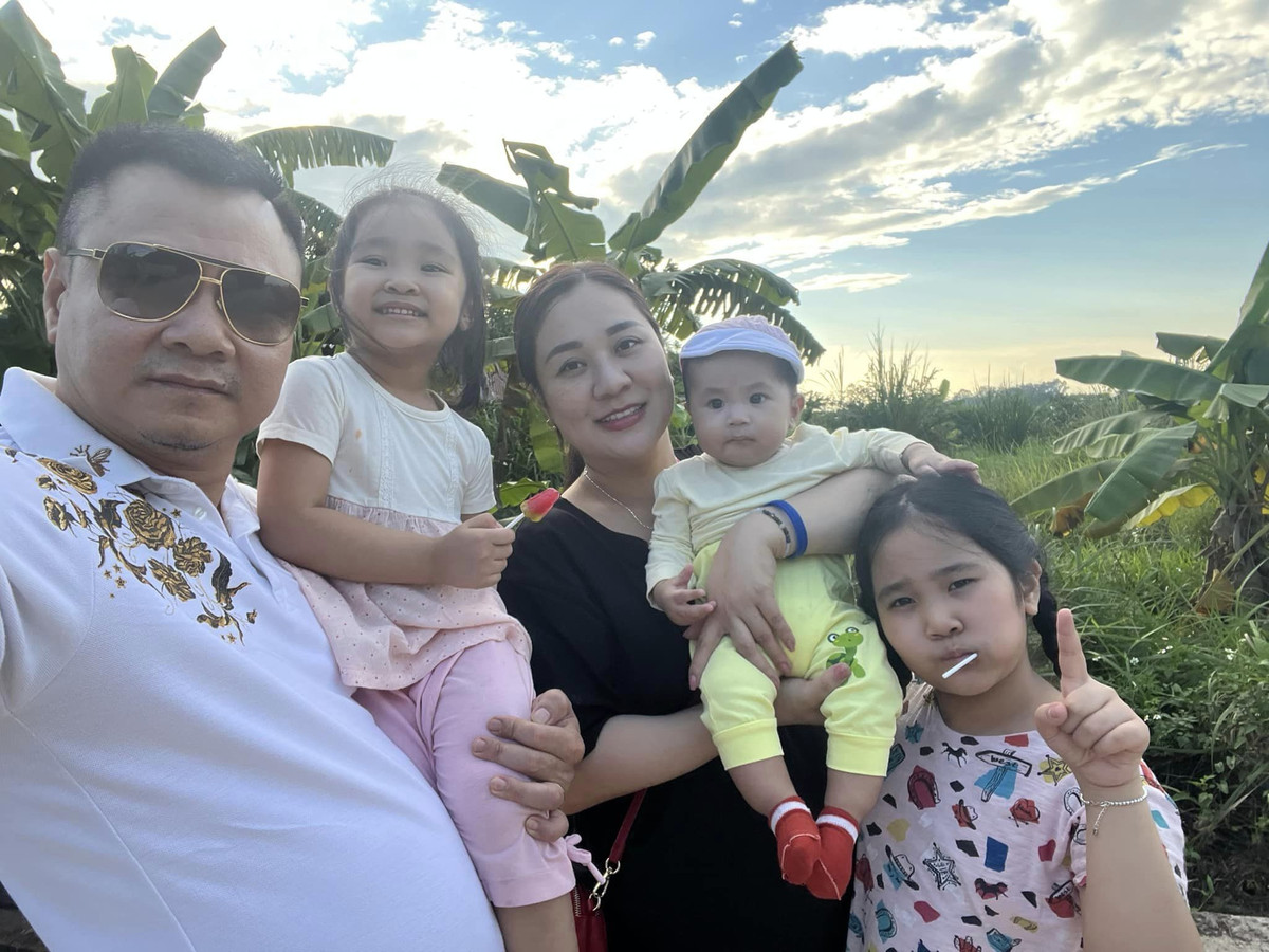 NSND Tự Long cùng vợ và các con về quê thăm gia đình.