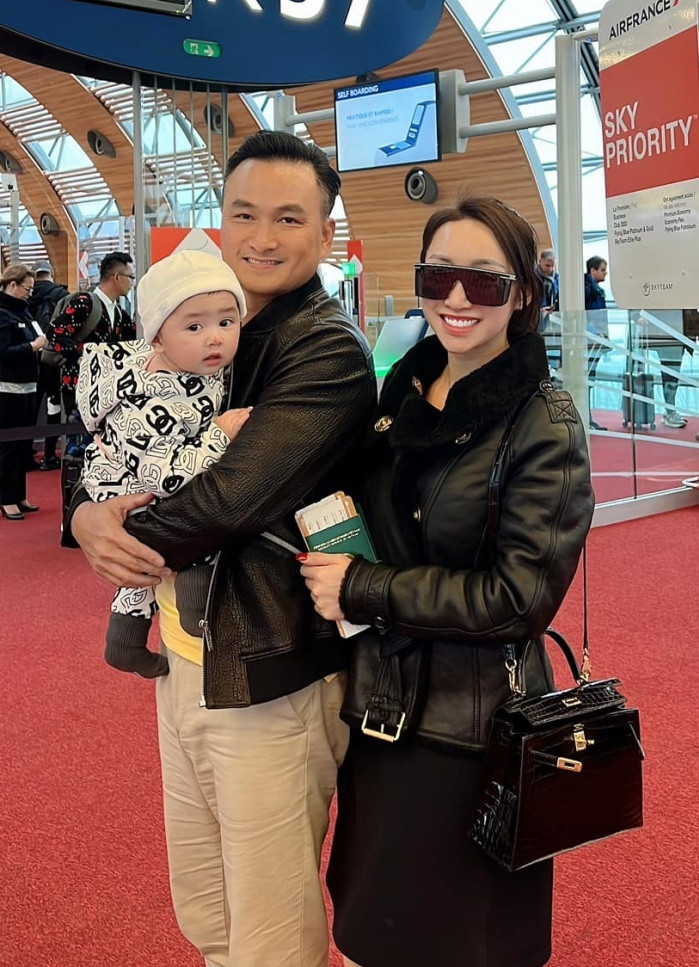 Vợ chồng Chi Bảo đưa con sang Anh thăm ông bà ngoại.