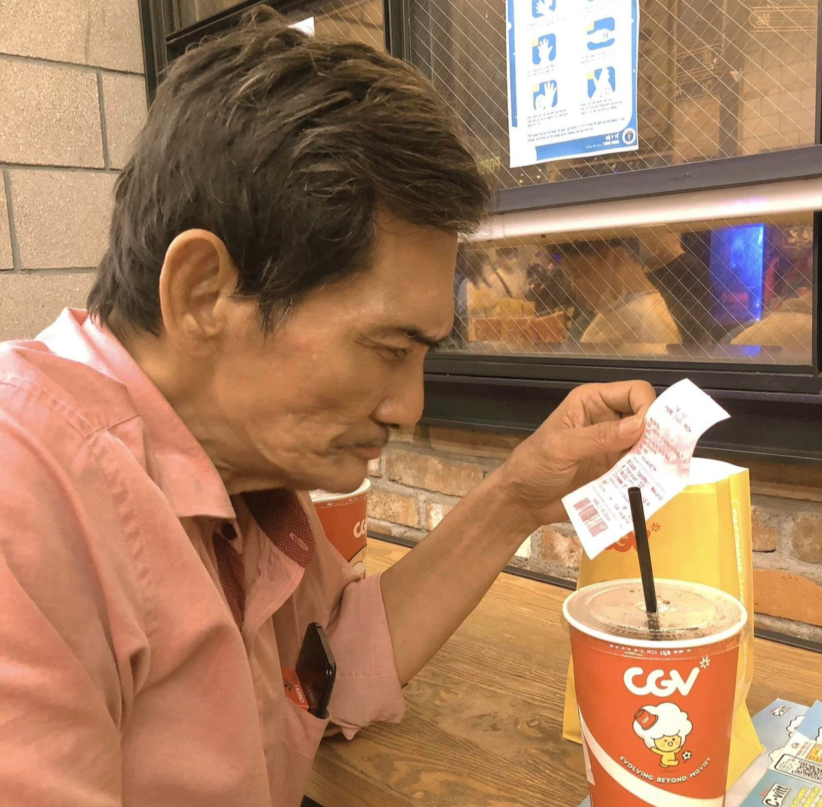 Sao Việt 28/11: Nhạc sĩ Tô Hiếu đăng ảnh bên Thương Tín và viết: ''Cuối tuần rủ nhau đi xem phim''.