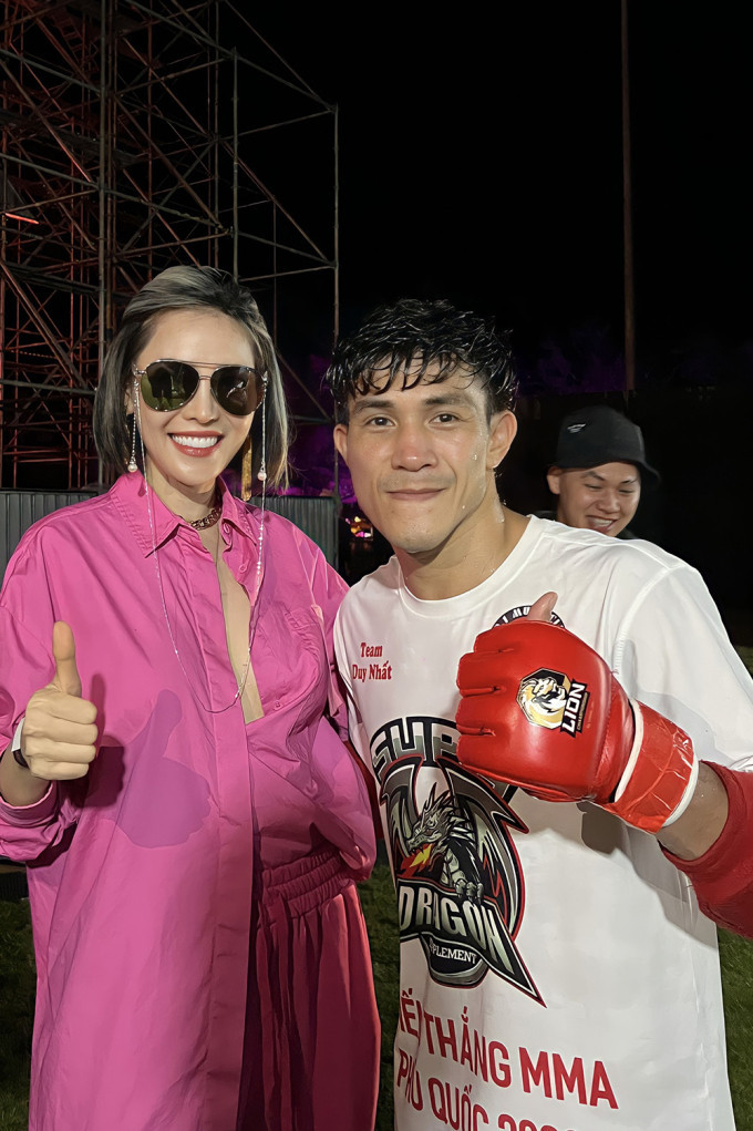 Sao Việt Quế Vân buông cúc khoe vòng một bên Duy Nhất.